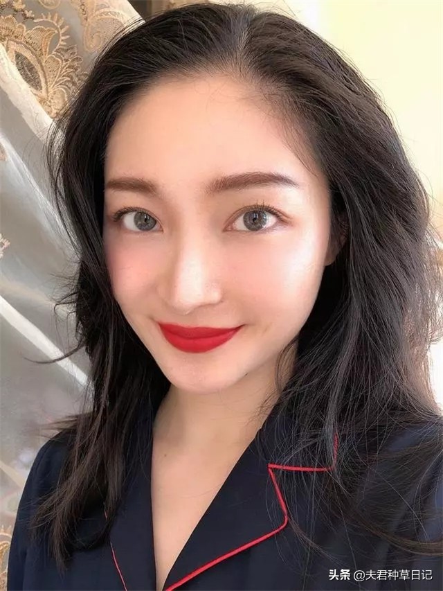 每天涂口红的女生10年,女生涂口红会有什么变化