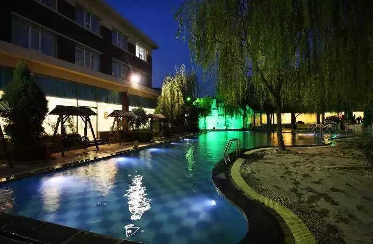 温泉山庄推荐享受惬意的温泉之旅,冬日暖阳泡温泉