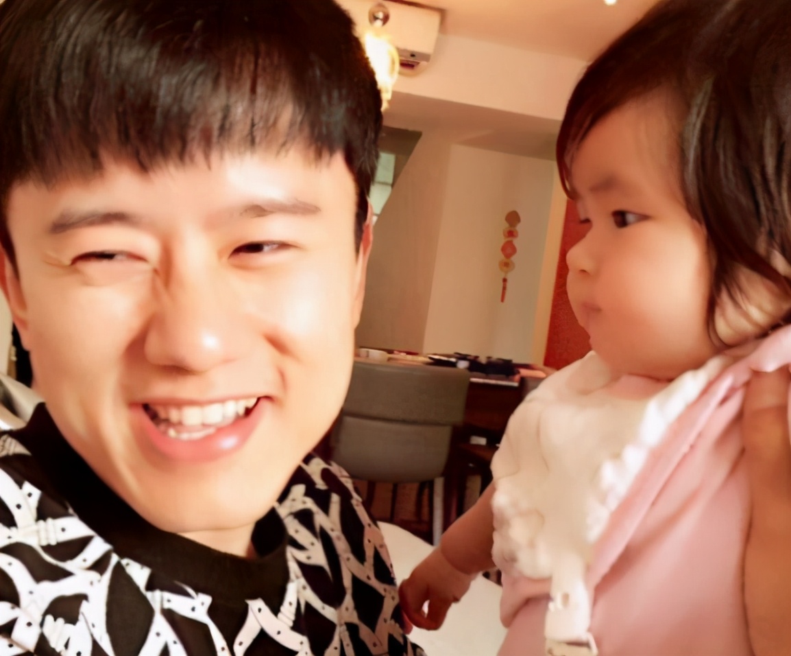 张杰晒双胞胎女儿的正面照,张杰谢娜的双胞胎女儿大名叫什么