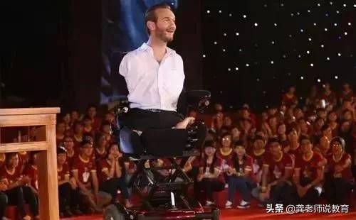 没有四肢的生命斗士,他没有腿但他却能坚强地站起来