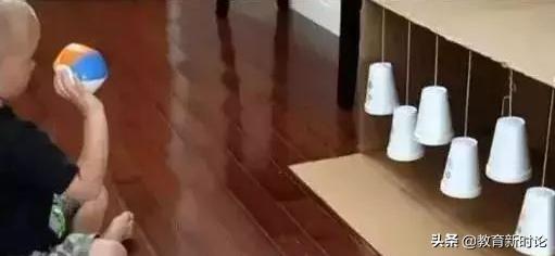 宝宝宅家太久，背上书包想出去玩，他拉铁门的样子，看起来很失望