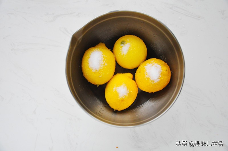 这种水果放电饭煲里煮一煮，嗓子痛和咳嗽都喝好了，成本才几块钱