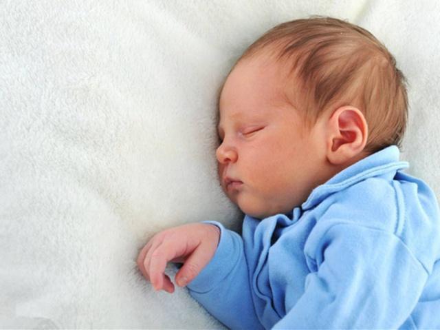 新生儿20天吐奶严重睡不醒,新生儿20天吐奶就打嗝怎么回事