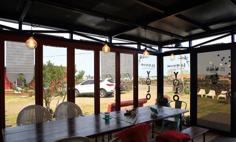 极简集装箱咖啡屋,怀旧音乐餐吧装修效果图