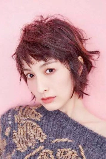 2021最洋气锁骨烫齐肩发适合小脸,奔四的女人短发型