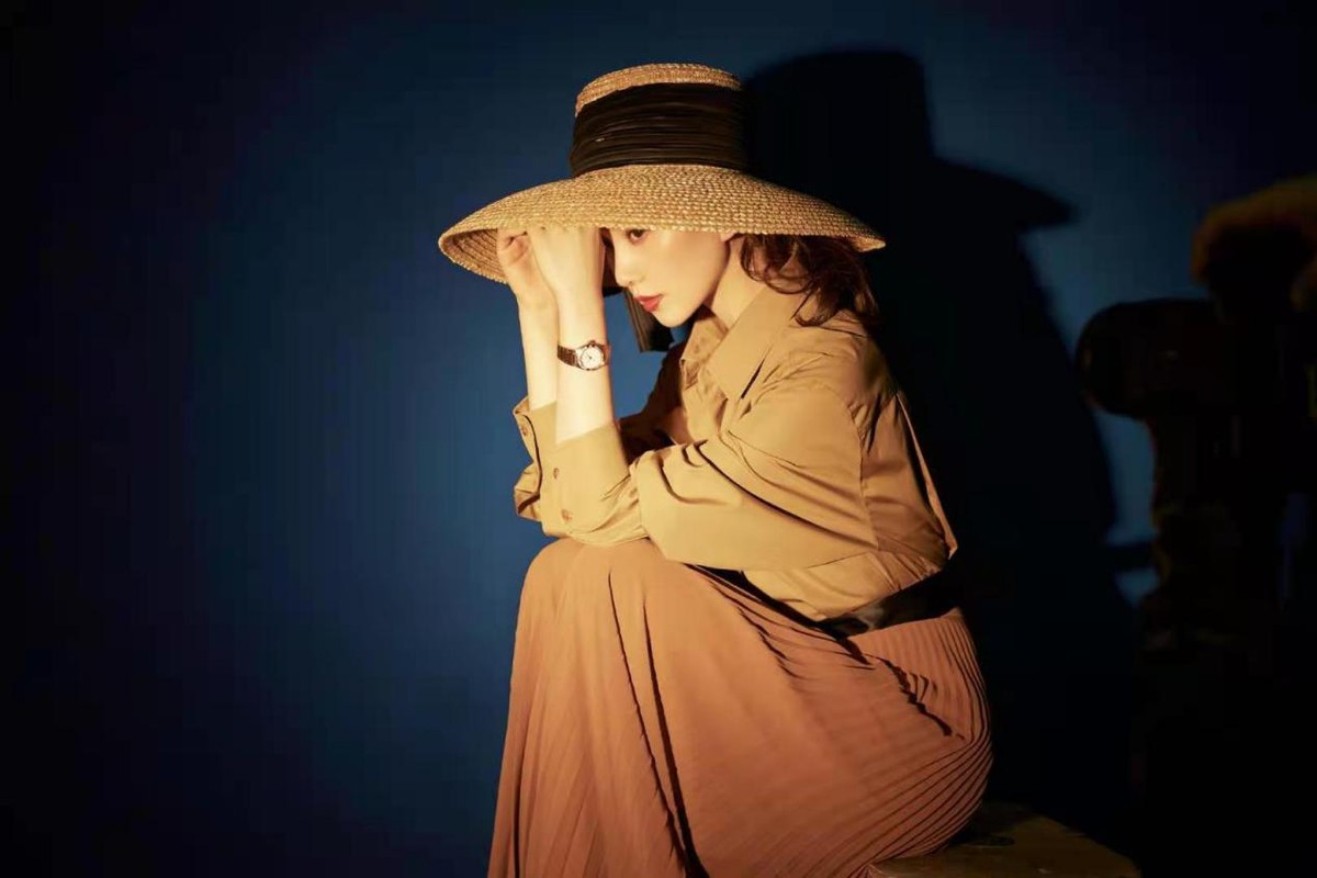 刘诗诗罕见民国装曝光！穿蓝色小洋裙烫卷发笑容温柔，气质太出众