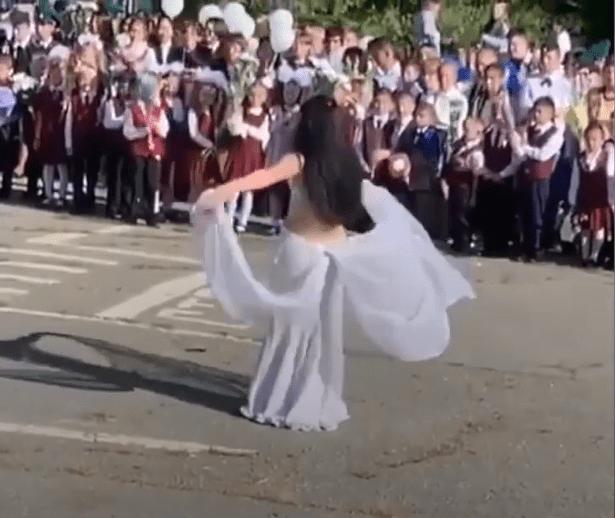 俄罗斯女教师跳芭蕾舞视频,俄女教师表演婴儿瑜伽