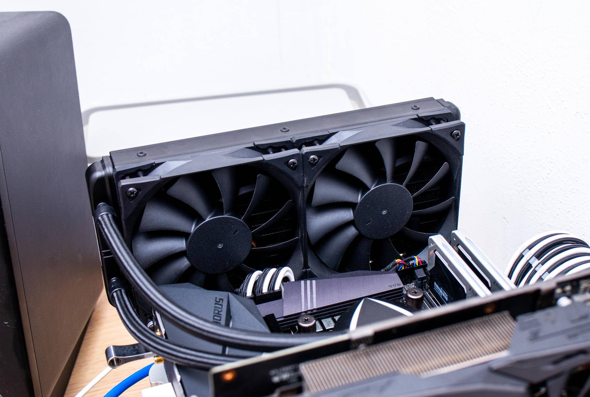 威刚一体式水冷测评,可以畅快玩游戏的笔记本电脑