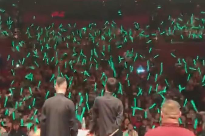 张云雷相声开成演唱会第一人,张云雷专场荧光棒郭德纲点评