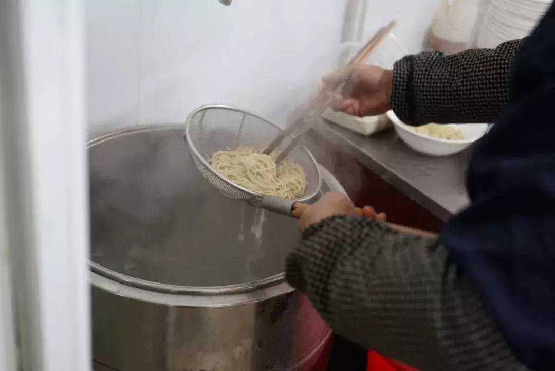 炕锅羊肉面最正宗做法,柴火灶大铁锅炖羊肉