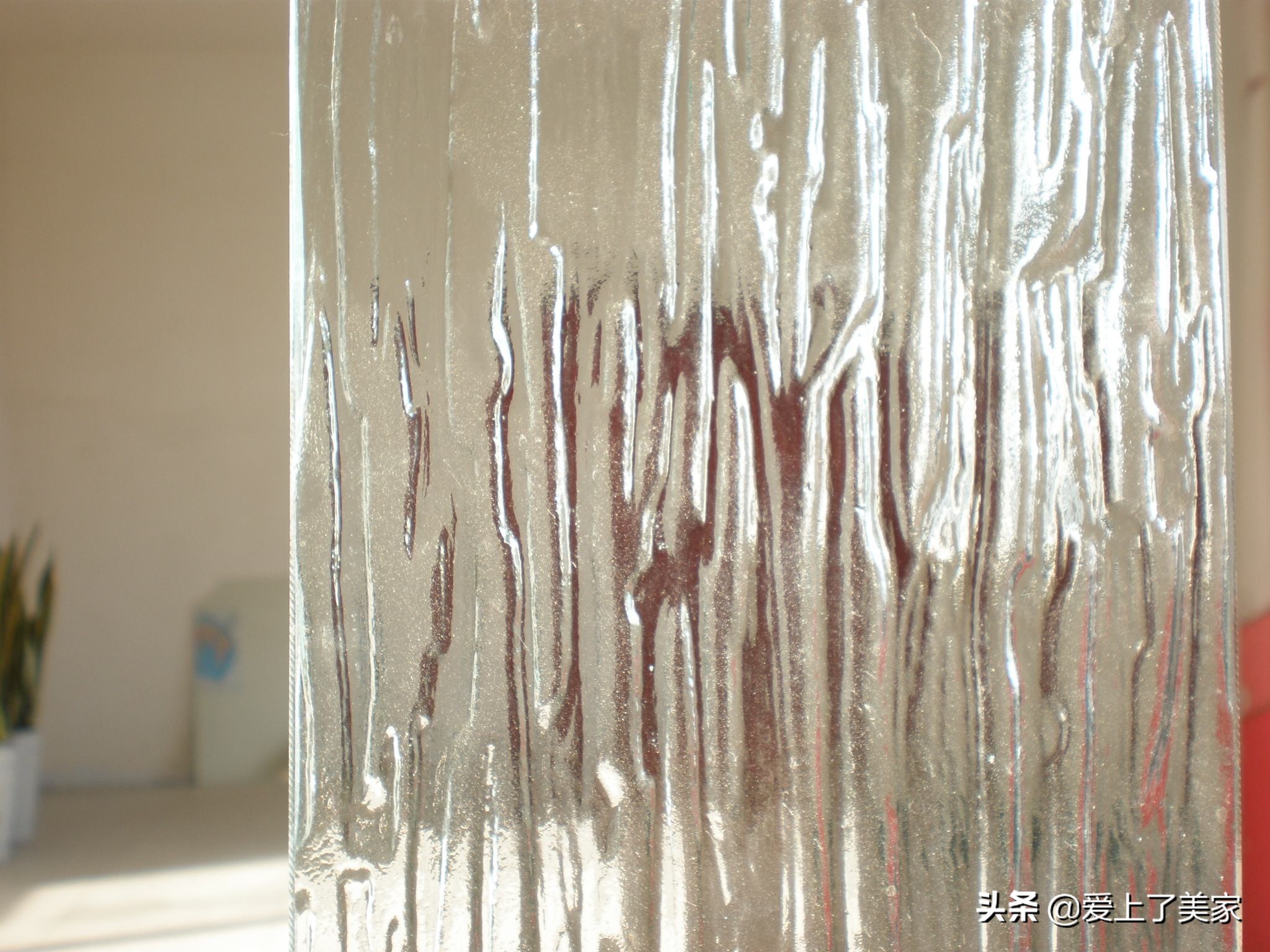 压花玻璃是否比普通玻璃薄,压花玻璃还是夹丝玻璃好看