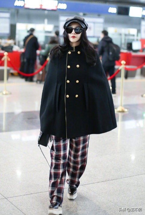 38岁范冰冰，奢牌包包33891元，“假两件”的鞋子很有特点