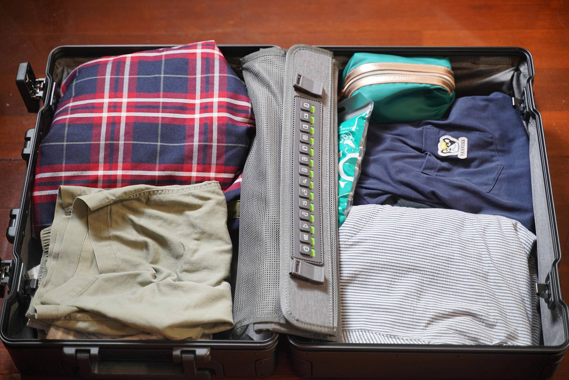 地平线8铝镁合金拉杆箱,地平线拉杆箱和elle拉杆箱哪个好