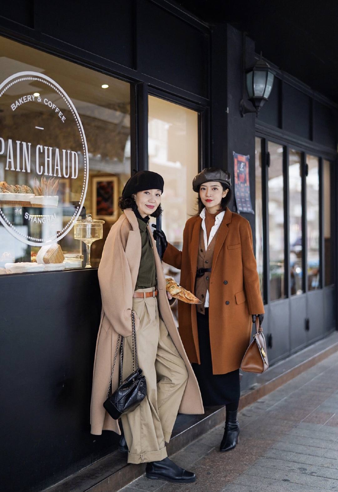 三木母女羊绒大衣穿搭,三木母女雾霾蓝大衣搭配裤子