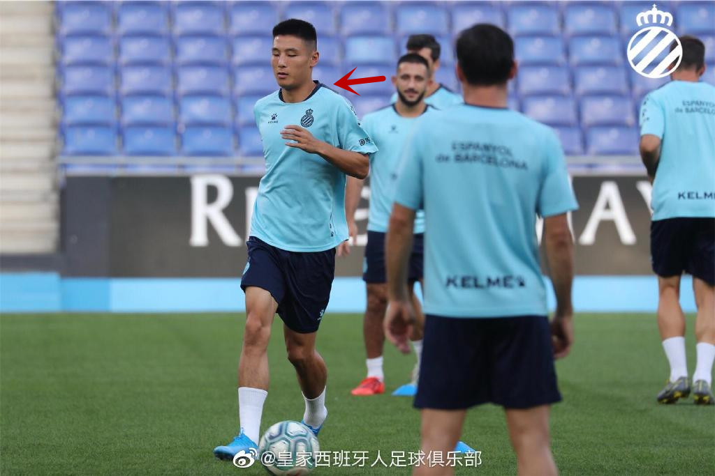 武磊和西班牙人球迷庆祝,武磊和国安球迷鼓掌