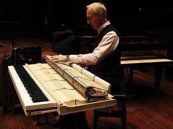 钢琴调音师是怎样的职业,月入过万能轻松吗?