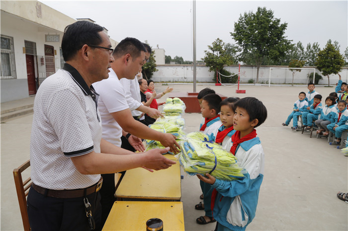 六一儿童节献爱心慰问活动,关爱困境儿童六一慰问暖童心