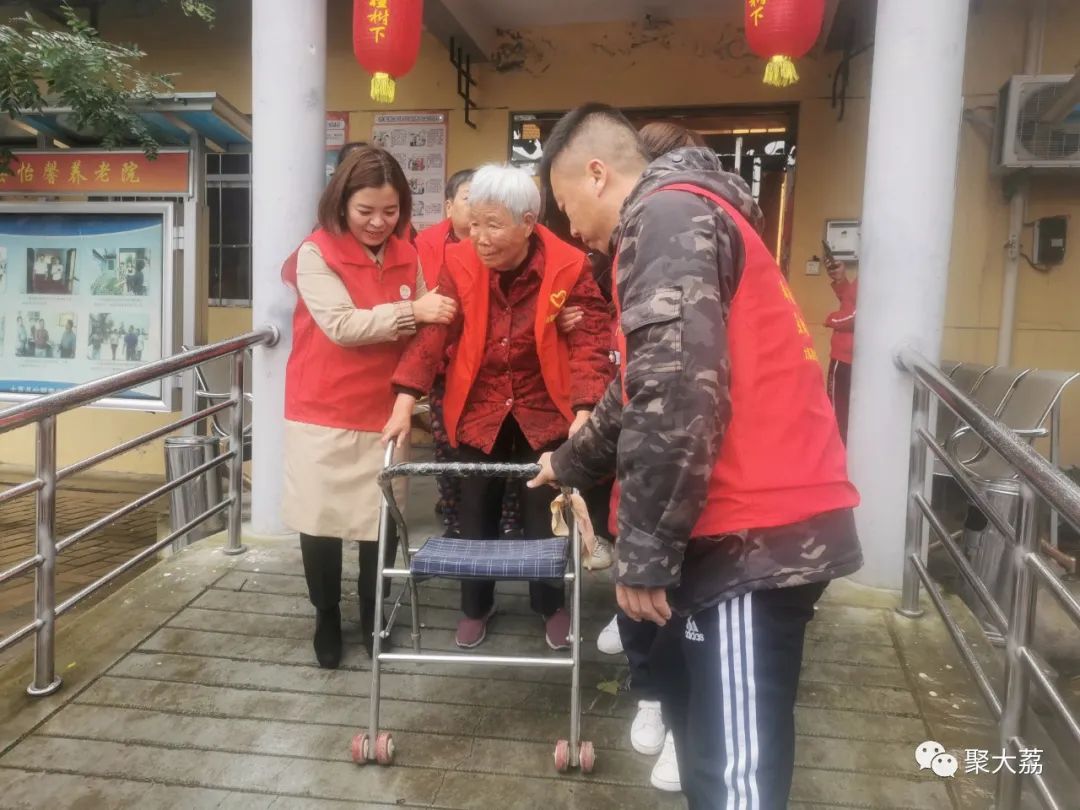 陪老人度过美好重阳节，大荔金龙、鸿运驾校、秦东考务中心在行动