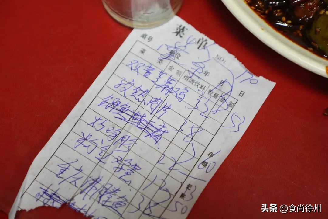 很多人从这家夫妻馆子认识徐州菜，芝麻鸡、沸腾鱼爆辣爆好吃