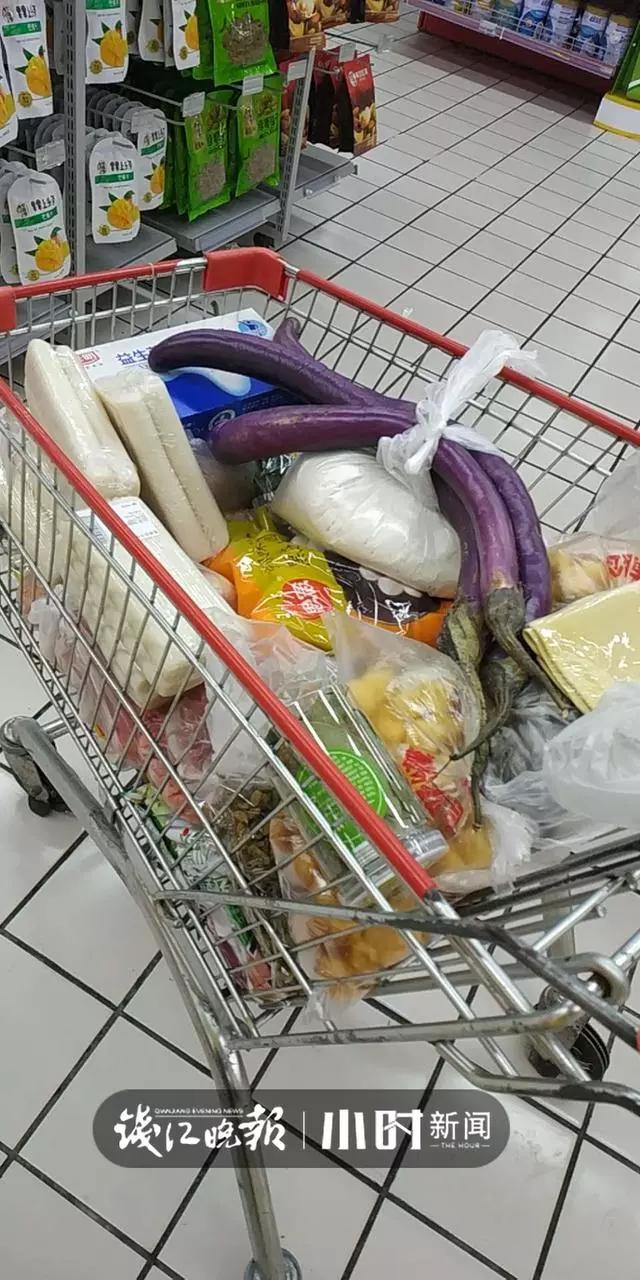 “我没钱没资源但送菜送货还行”杭州外卖小哥在丁兰免费跑腿，超市一待就是四五小时