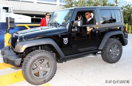 NBA巨星从不差钱：詹皇18岁开2003悍马H2