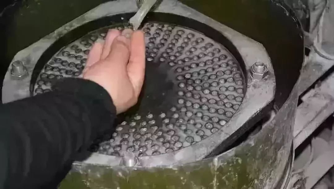 赌石切出一亿紫金石后众人傻眼,200块的赌石切出五彩翡翠