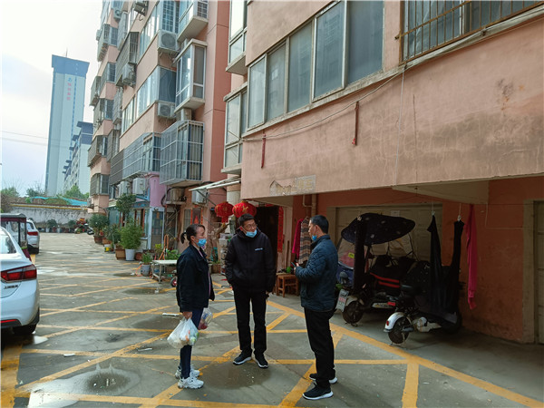 男子购房四年无法入住,男子买房合法过户10年来无法入住