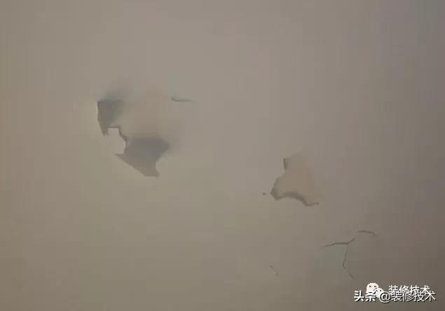 房顶脱皮最简单的补救方法,房顶受潮掉皮最简单的处理