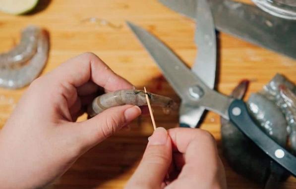 大虾活的怎么挑虾线,大虾挑虾线的正确方法