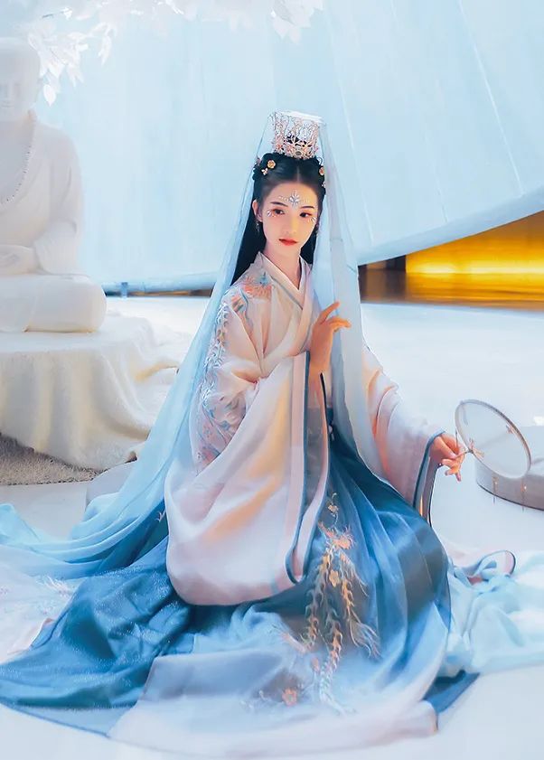 汉尚华莲汉服爆款,华莲红汉服