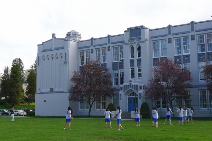 高中去加拿大留学大概多少钱,加拿大高中留学利弊大吗