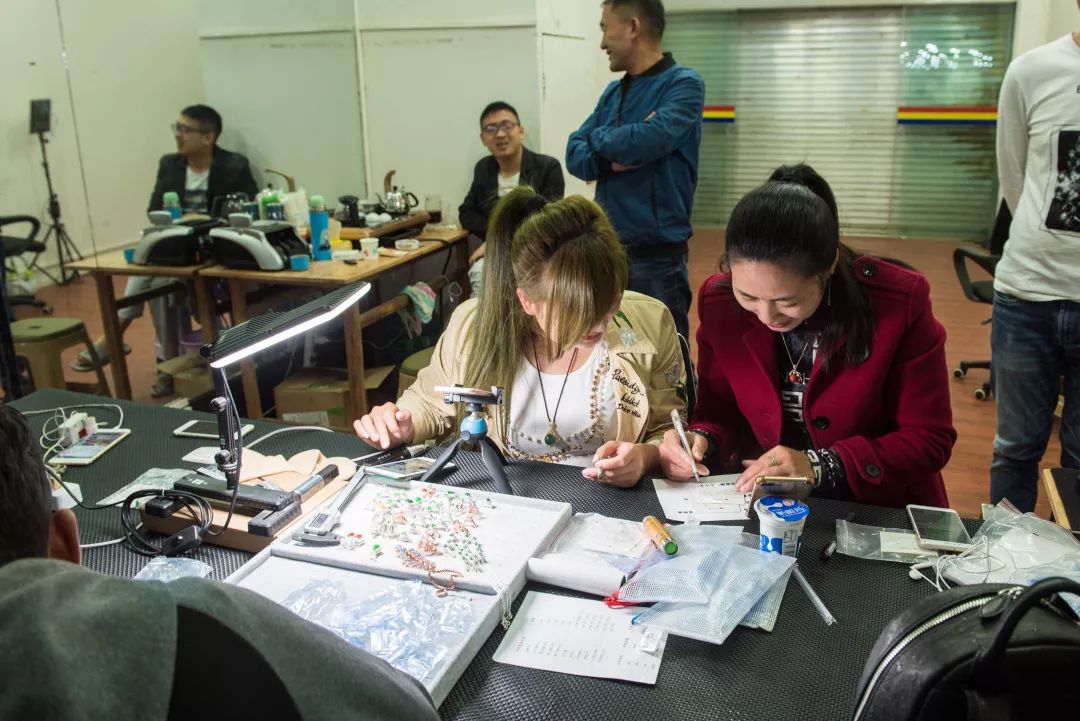 缅甸曼德勒直播卖货第一名,缅甸曼德勒翡翠市场现场直播带货