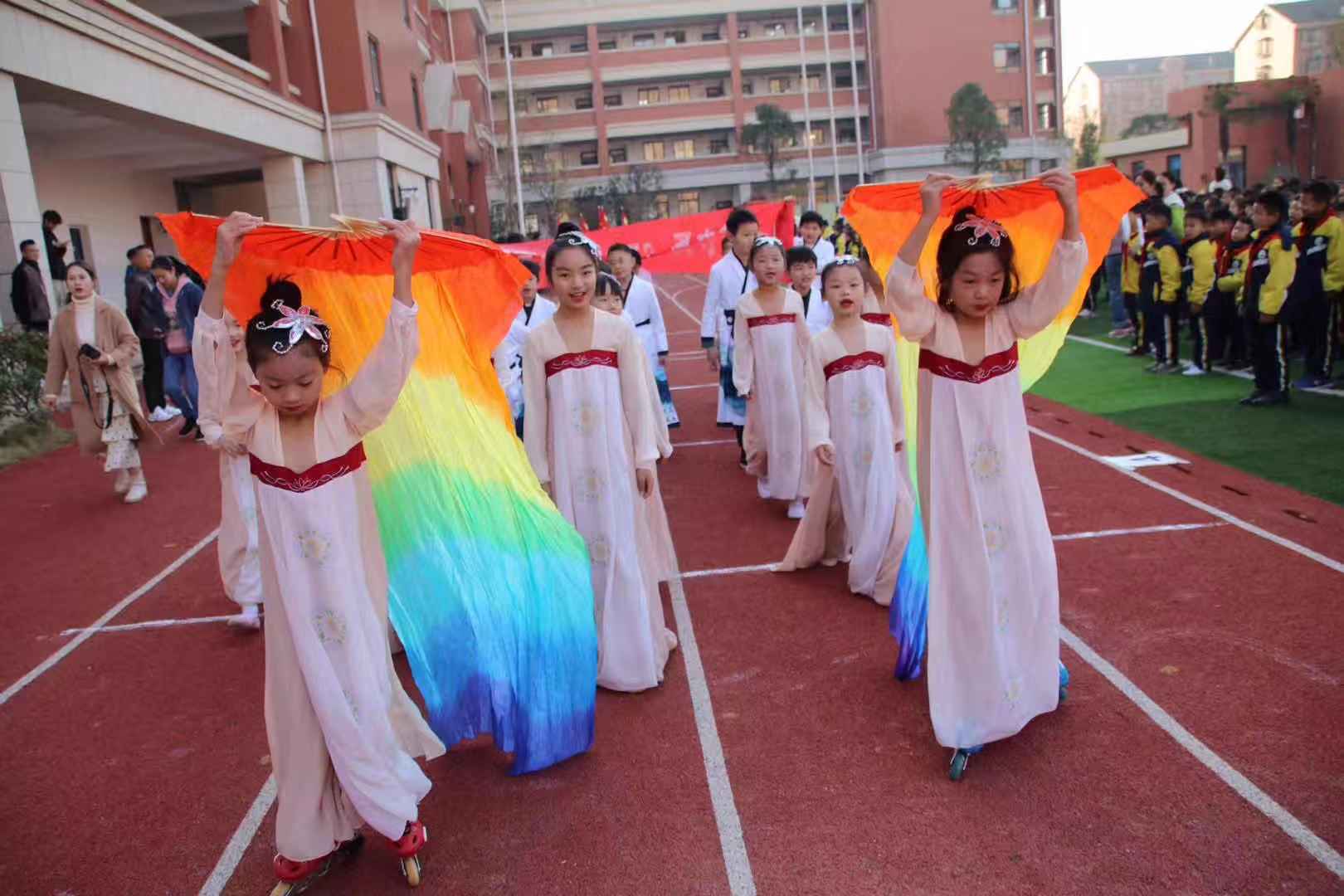 这里的小学生笑了！学校这个样，我们太开心了