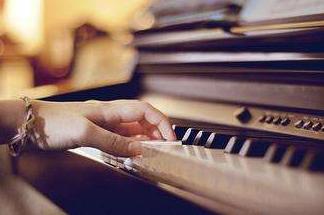 钢琴基础教程4哪些曲目比较好听,高等师范院校适用教材钢琴基础