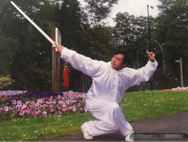 马保国称14岁抡120斤刀，网友：比关羽80斤重，只比李元霸800斤少