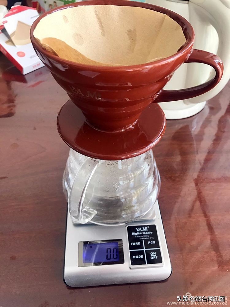 喜欢咖啡，因为那种独特的色香味。色泽凝重，透着忧郁和冷寂