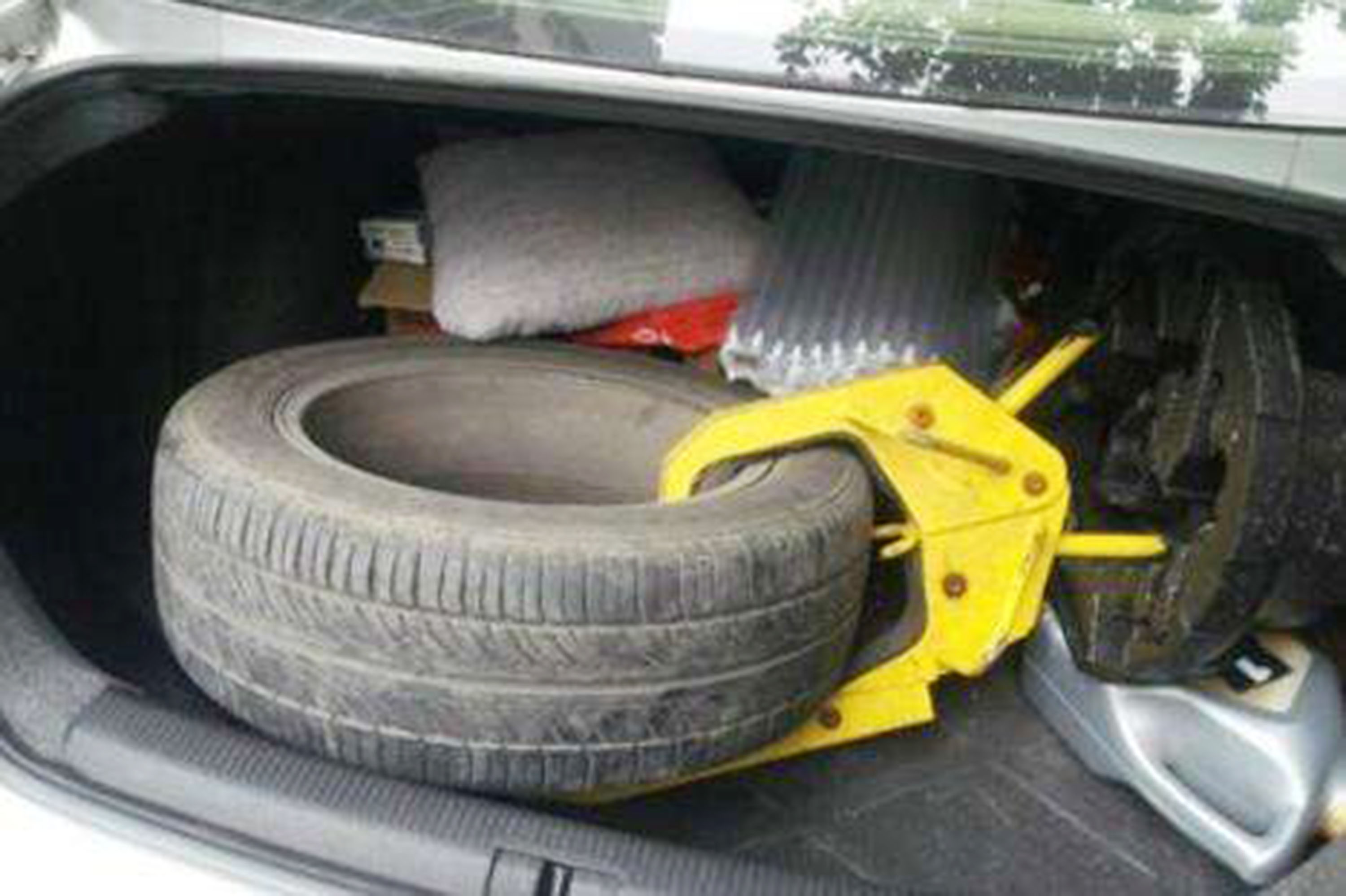 车轮胎被恶意锁住怎么办,汽车轮胎被上锁