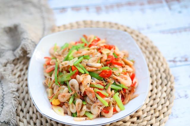 辣炒小河虾跟什么菜搭配,芹菜炒小河虾家常做法