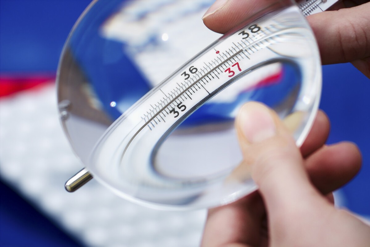 女性怀孕第一个月会有什么症状,女生怀孕了第一个月会有什么反应