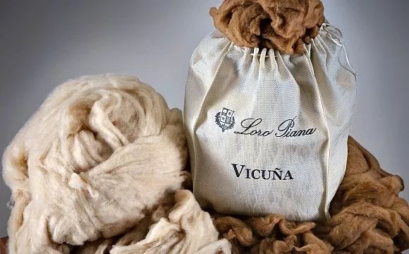 几百块的大衣和上千块大衣对比,廉价大衣和贵的对比