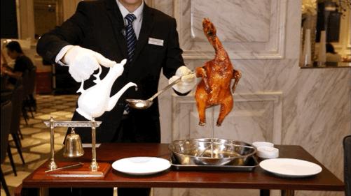 当着客人的面“玩火”？卓悦中心这家店喊你吃鸡