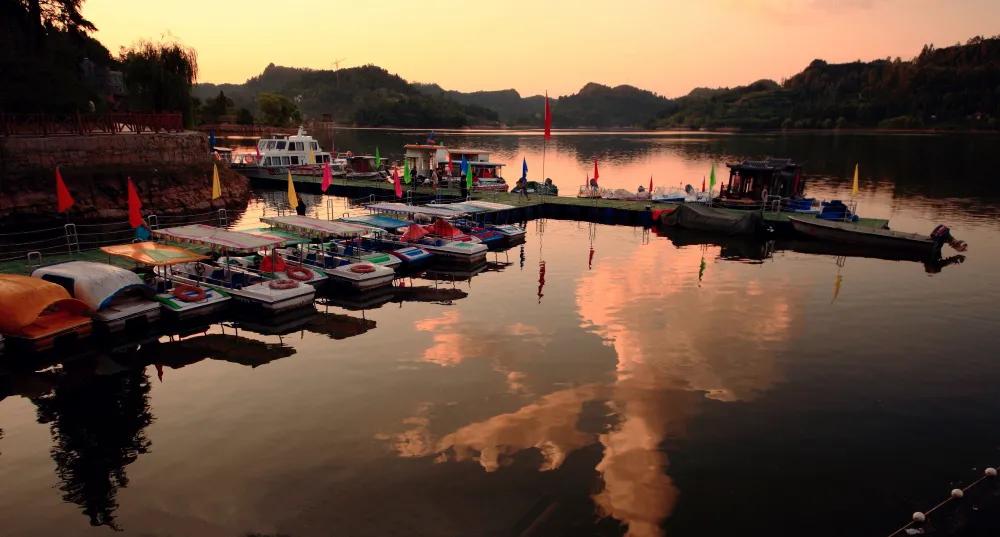 三月的南江春意盎然，湖光山色两相和，玉湖此时春正好，走起哦