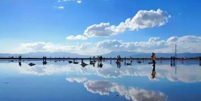 带您探索神秘大西北,一湖倒影一湖诗,半湖金色半湖