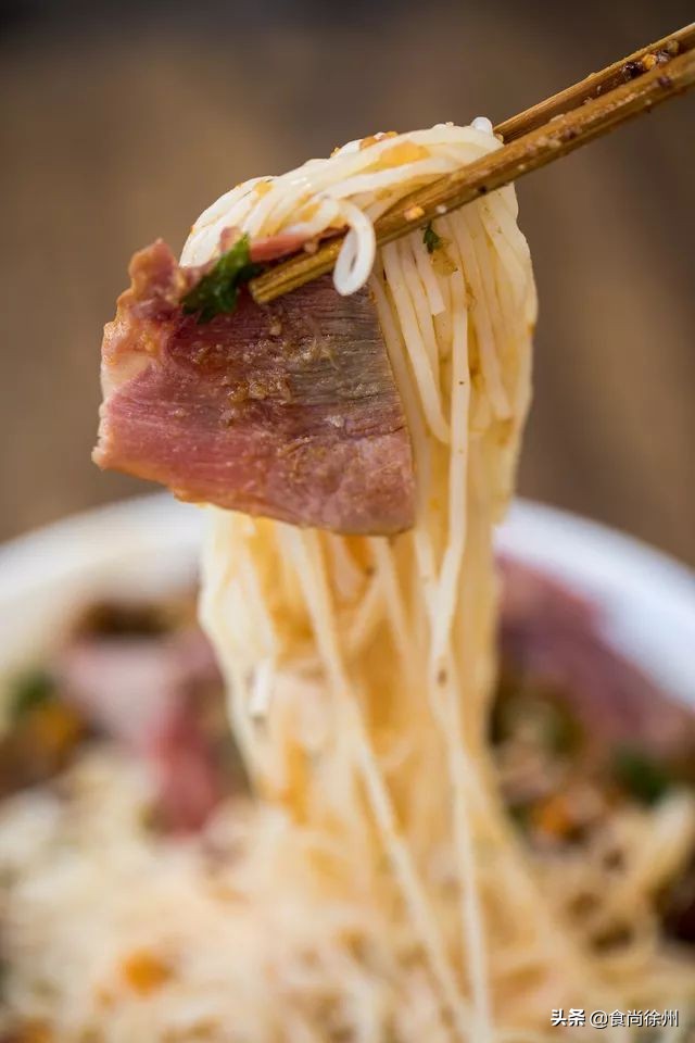 徐州68岁阿姨卖米线,徐州一家米线养活几十口人