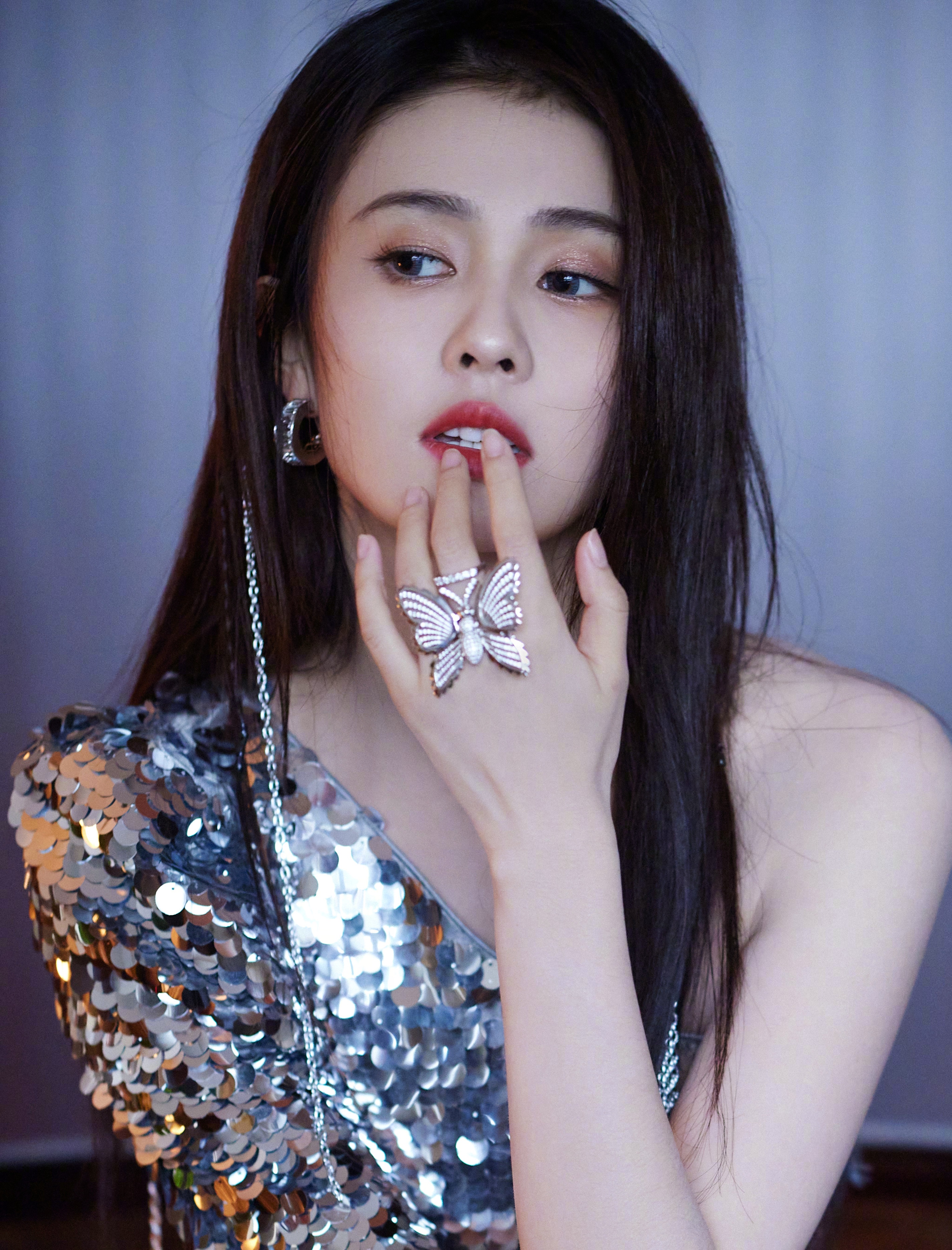 女生膝盖上的淤青是怎么造成的,女生的膝盖上总有淤青是什么原因