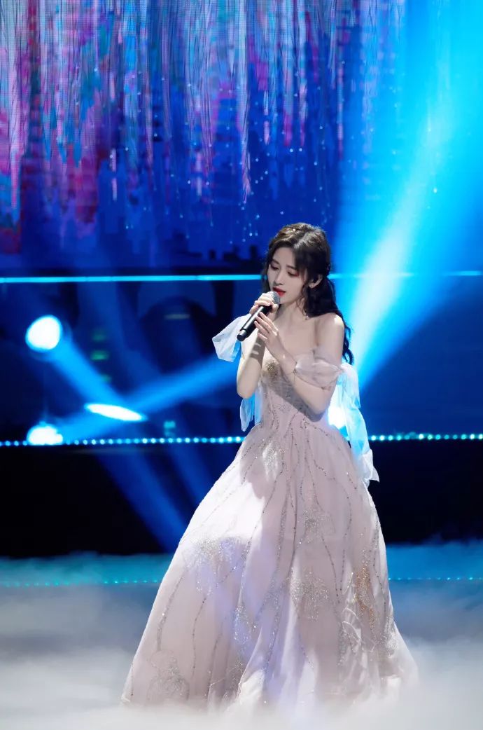 鞠婧祎李艺彤honey舞台,鞠婧祎港风复古妆容