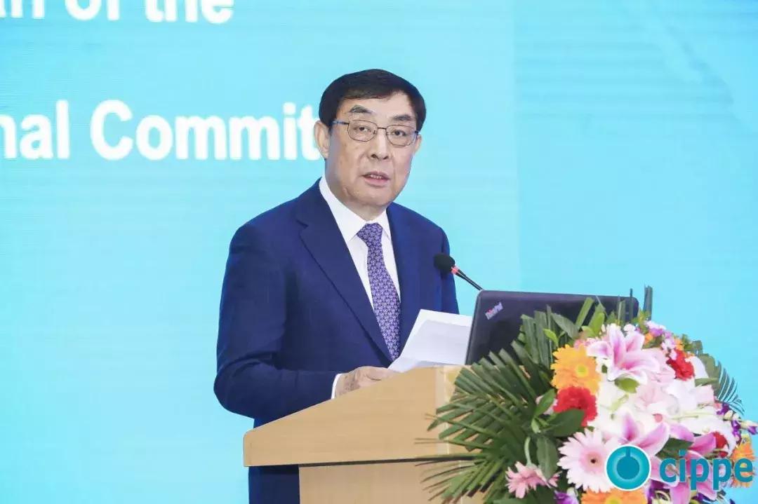 顾秀莲、马培华、李毅中、张来斌参加一年一度的世界石油装备大会cippe