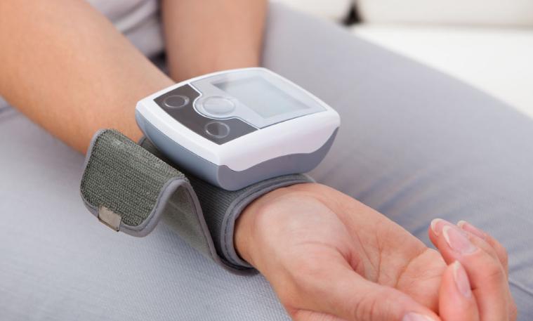 睡觉时手脚容易麻木是什么原因,睡觉有时手脚麻木是怎么回事