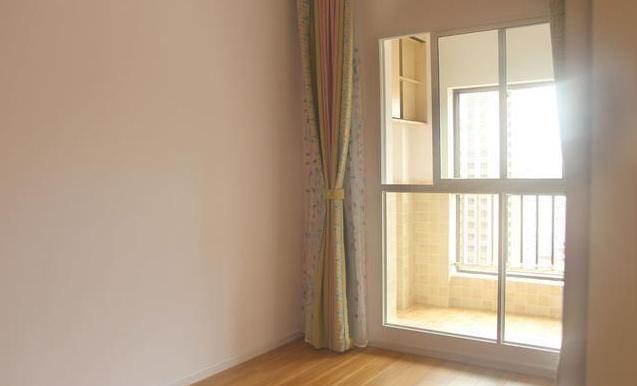 一进门做榻榻米衣柜,进门过道做榻榻米