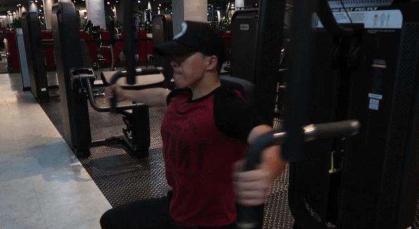 蝴蝶机夹胸常见错误,卧式蝴蝶机夹胸的正确做法